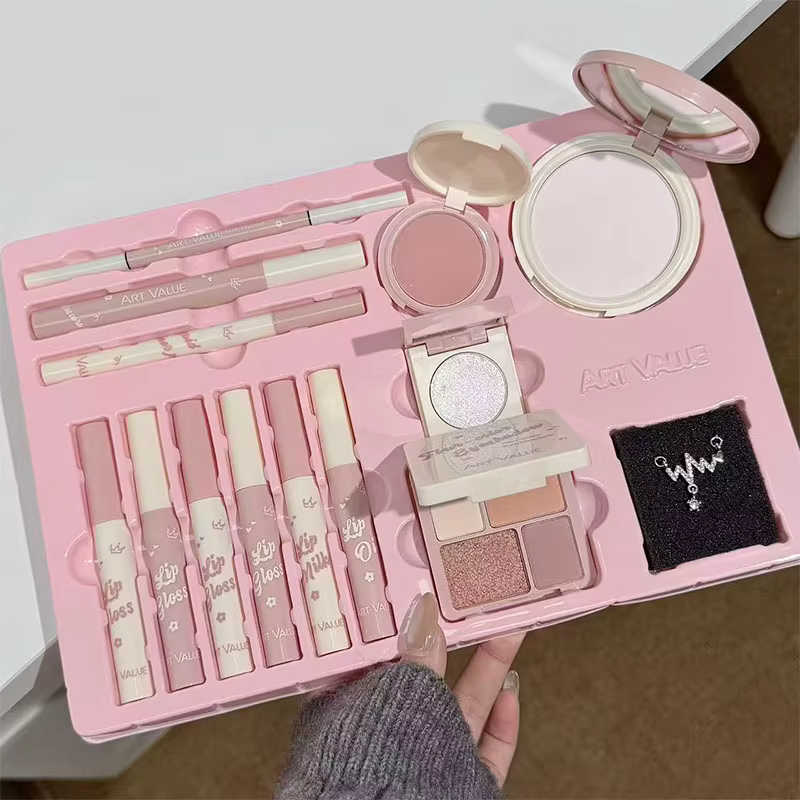 Ensemble de maquillage comprenant 4 gloss à lèvres, 1 huile à lèvres, 1 crème à lèvres, 1 eye-liner,