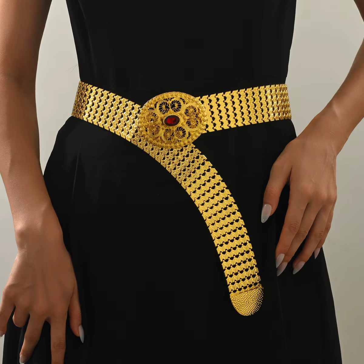 Ceinture large ton doré avec boucle en filigrane complexe et gemme rouge, ceinture de taille réglabl