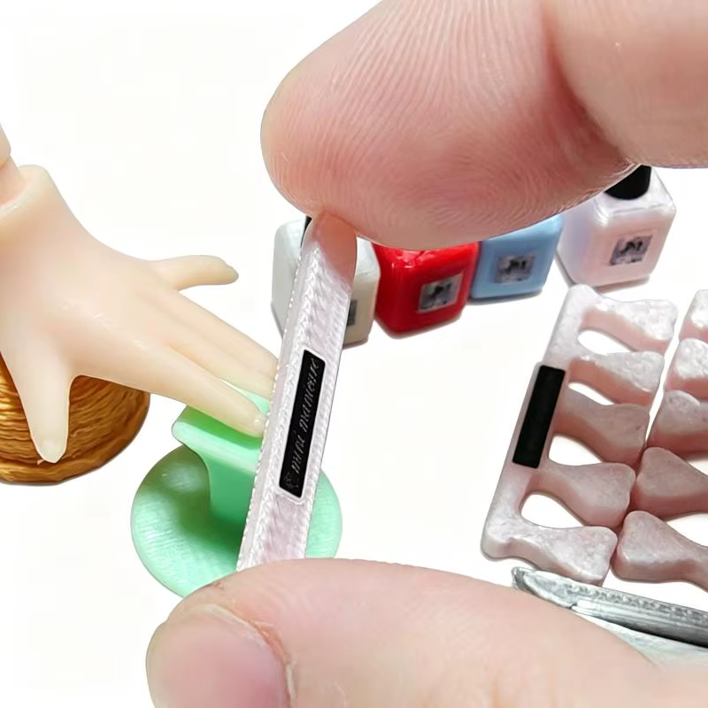 Ensemble d'outils de manucure miniatures à l'échelle 1:12, accessoires de soin des ongles pour maiso