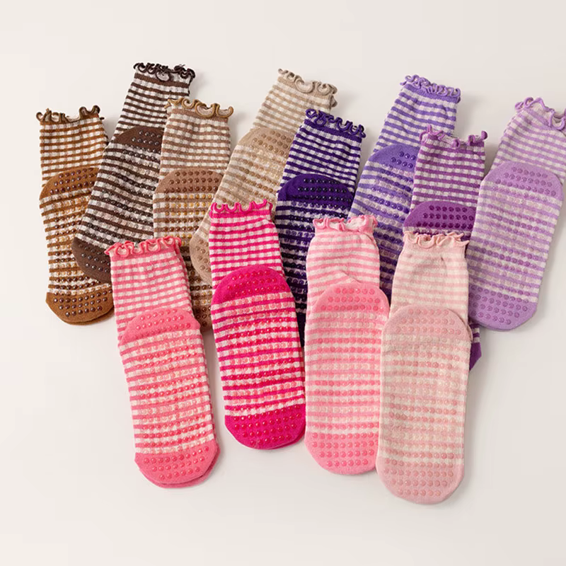 Chaussettes de Pilates pour femmes en coton avec bordure festonnée