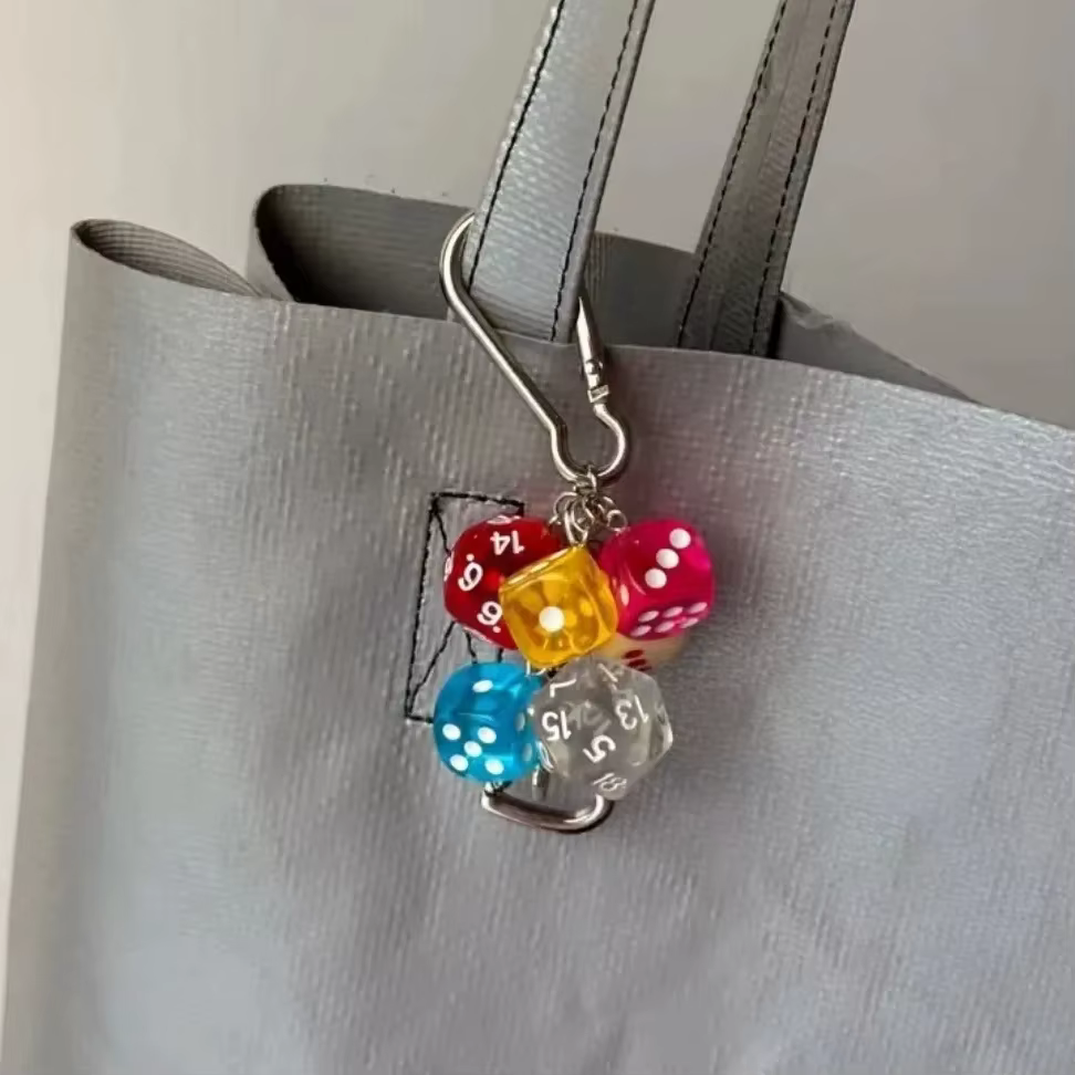 Porte-clés à dés carrés violets pour femmes et hommes, porte-clés de voiture, pendentif rock polychrome, abonnés, sacs durables, accessoires de téléphone