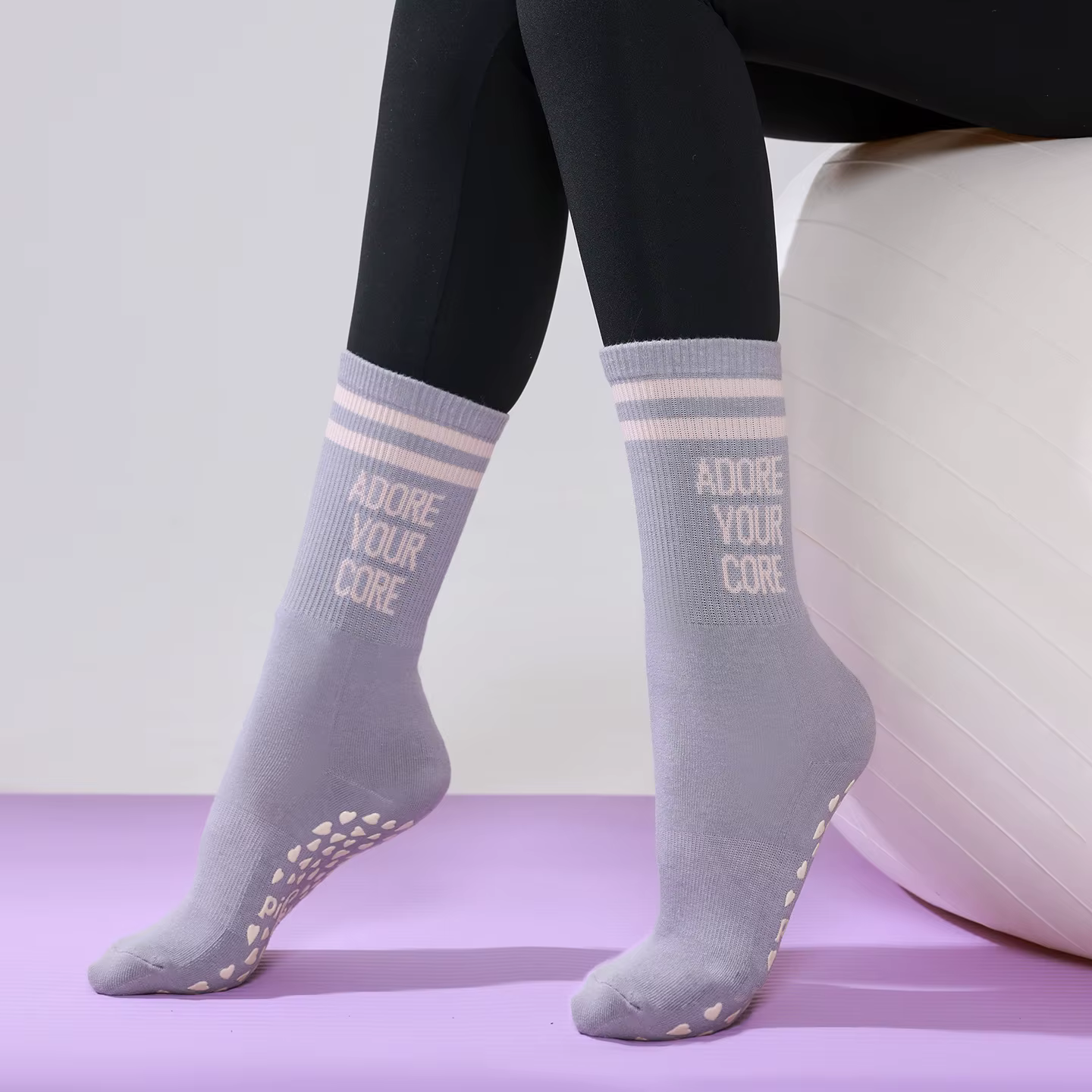 Chaussettes de Pilates pour femmes en coton rayé avec grip antidérapant en silicone
