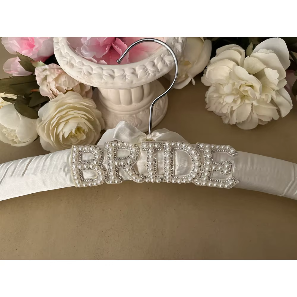 Cintre pour Robe de mariée, avec nœud en perles, en Satin, cadeau de fête prénuptiale, fournitures de fête d'enterrement de vie de jeune fille, accessoire pour Robe