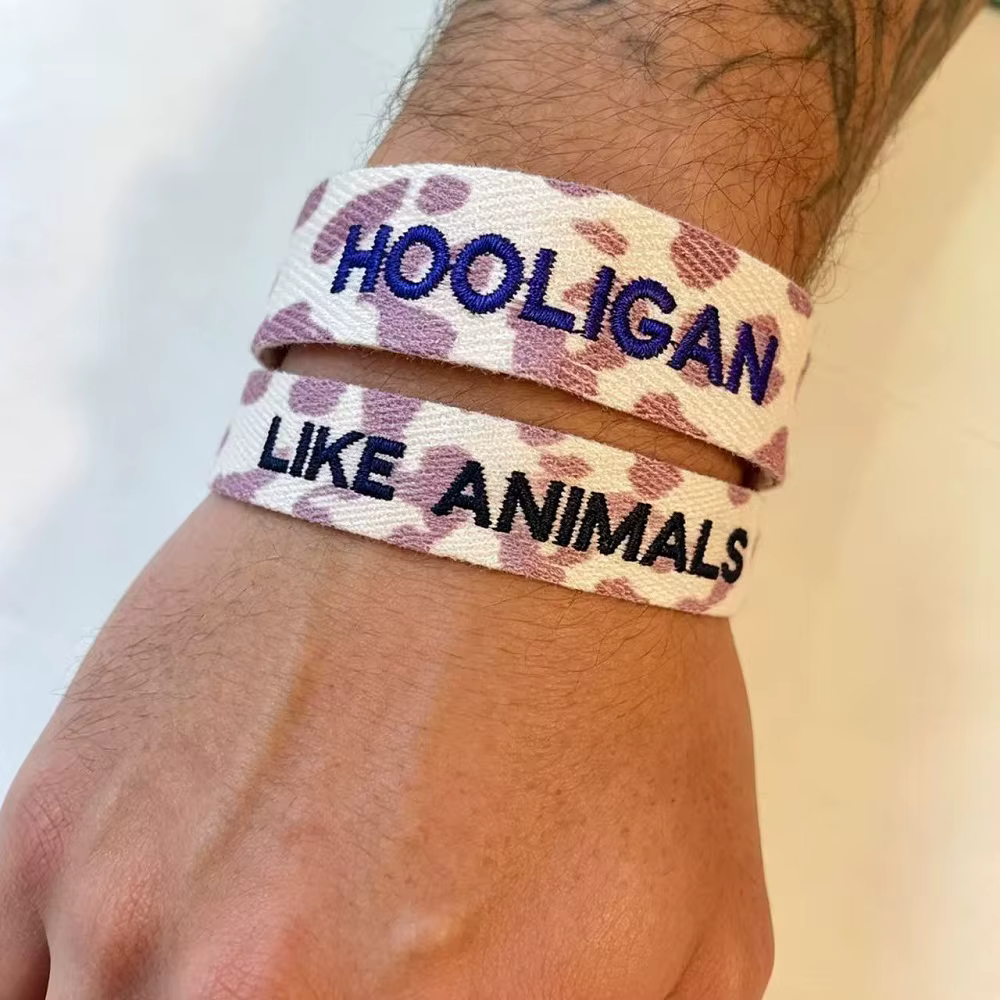 Collection de bracelets imprimés léopard violet | Bracelet en tissu réglable avec breloque violette | Cadeau pour les fans