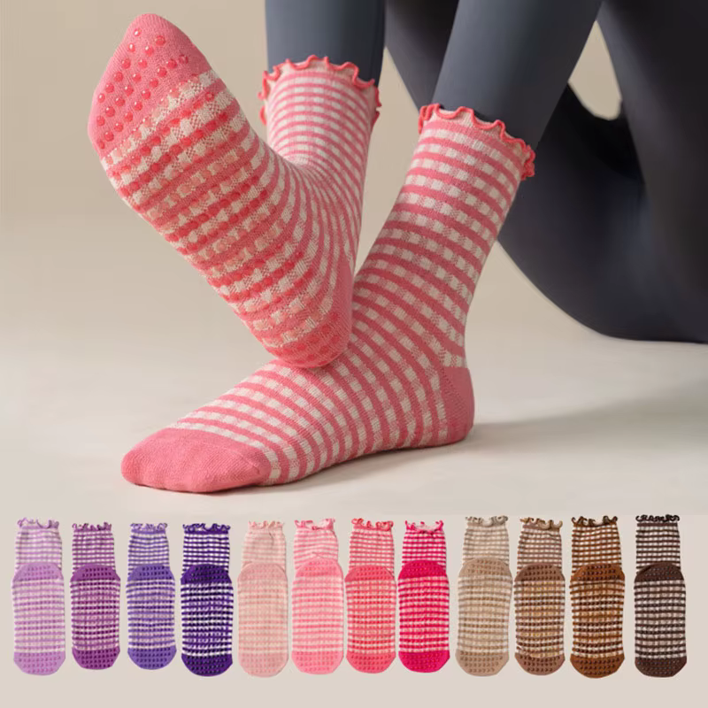 Chaussettes de Pilates pour femmes en coton avec bordure festonnée