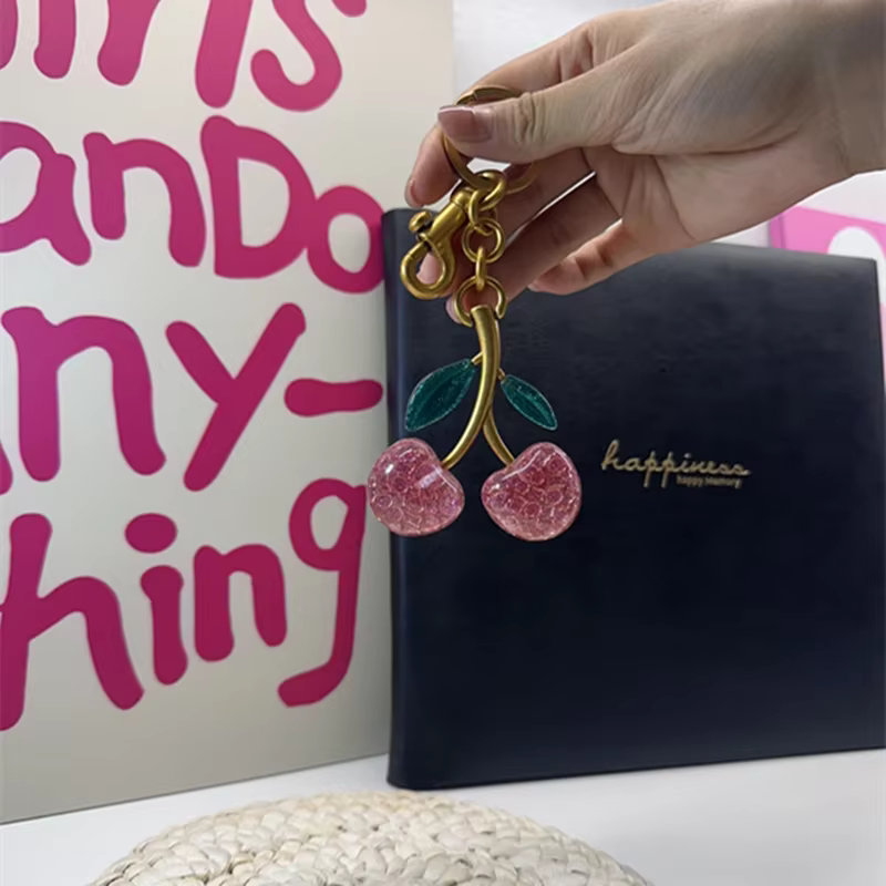 Pendentif cerise en cristal rose, accessoire de décoration pour sac à main d'entraîneur, sac à bandoulière pour femmes, porte-clés de haute qualité, pièce de fixation