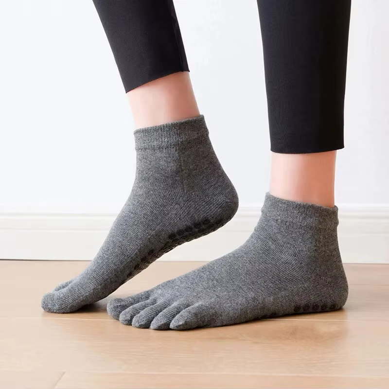 Cinq chaussettes respirantes coordonnantes en silicone pour femmes