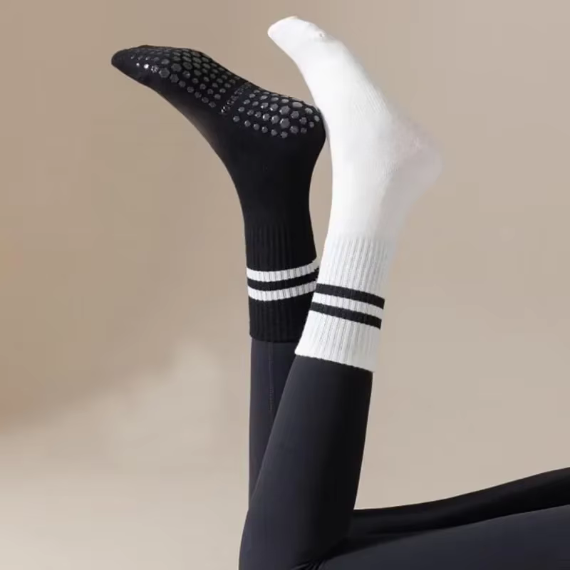 Chaussettes Pilates avec poignées pour femmes
