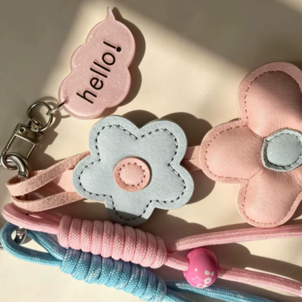 Porte-clés en cuir avec fleurs roses et bleues, cordon tressé et pendentif en acrylique, accessoire mignon pastel pour sacs et clés féminins