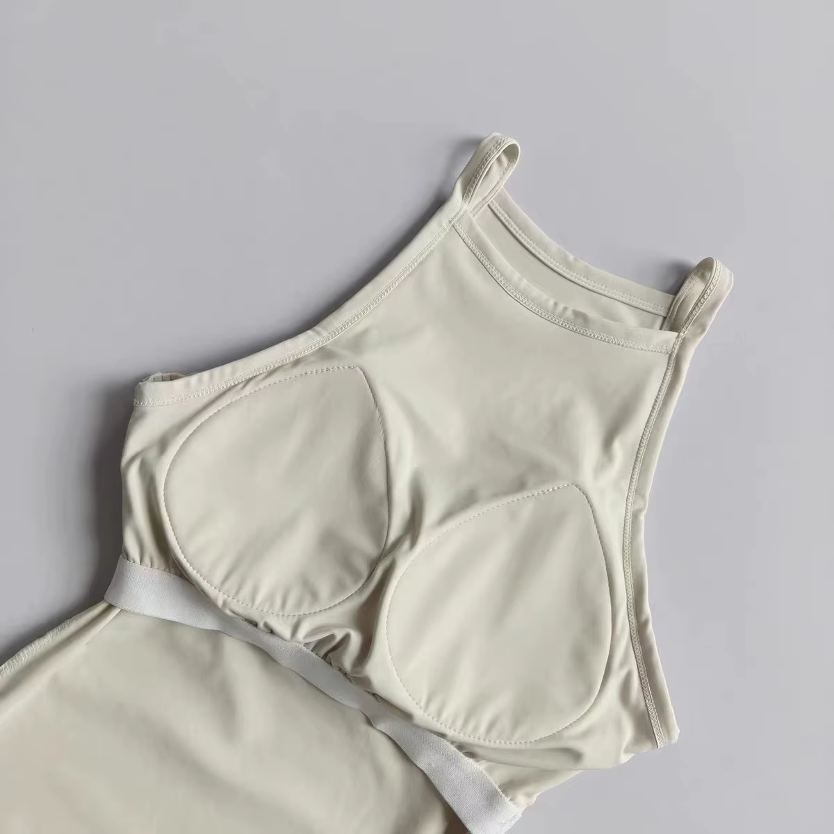 Débardeur de yoga effet seconde peau avec fentes latérales, coussinets intégrés, sans manches, respirant, pour l'été, le Pilates, la gym et les sorties, pour femme