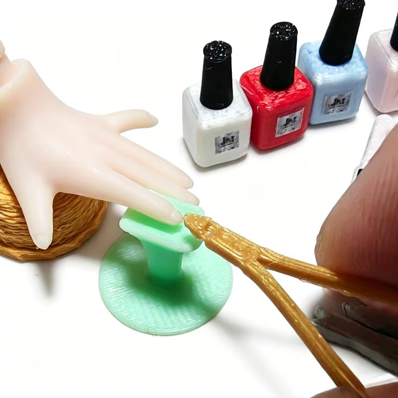 Nouvel ensemble d'accessoires d'outils de manucure pour mini maison de poupée, parfait pour les jeux d'imitation, la décoration de maison de poupée et la collection