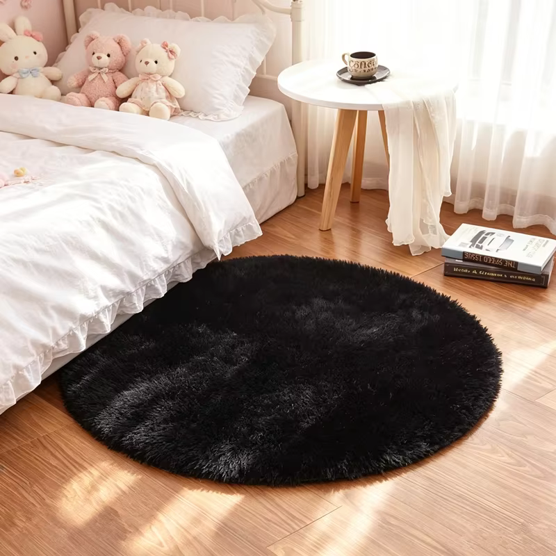 Tapis rond noir avec longue peluche