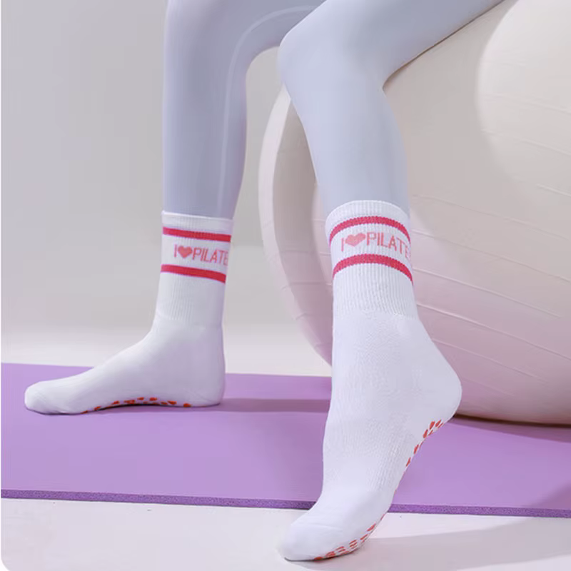 Chaussettes de Pilates pour femmes en coton rayé avec grip antidérapant en silicone
