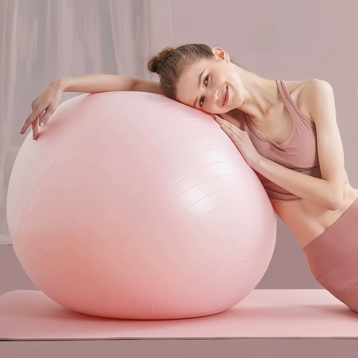 Les balles de fitness de haute qualité sont utilisées pour exercer la stabilité du Pilates et conviennent aux exercices d'étirement et de base.