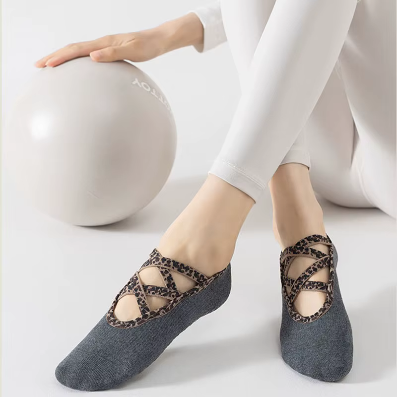 Chaussettes de yoga pour femmes en coton avec barre pivotante en silicone antidérapante pour Pilates