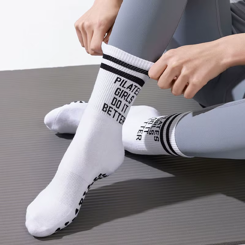 Chaussettes de Pilates pour femmes en coton rayé avec grip antidérapant en silicone