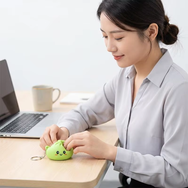 Porte-clés en silicone lumineux et adorable en forme de chignon, accessoire de dessin animé parfait pour le soulagement