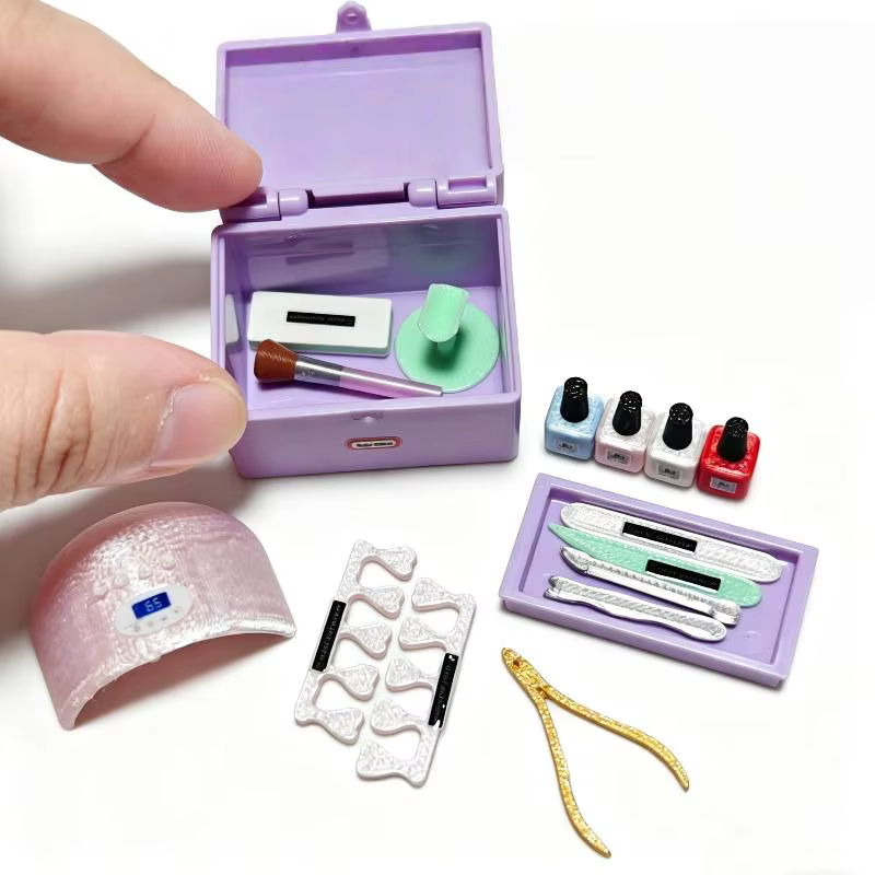 Nouvel ensemble d'accessoires d'outils de manucure pour mini maison de poupée, parfait pour les jeux d'imitation, la décoration de maison de poupée et la collection